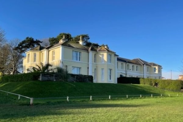 Roundham Court, 22 Cliff Road