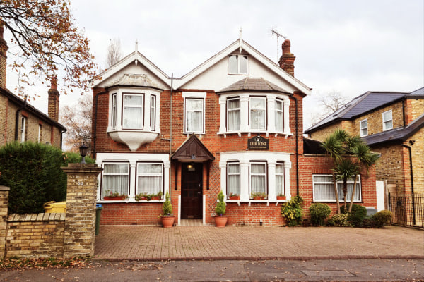 Deer Lodge Care Home, 22 Sandy Lane, Teddington, London Tw11 0dr 